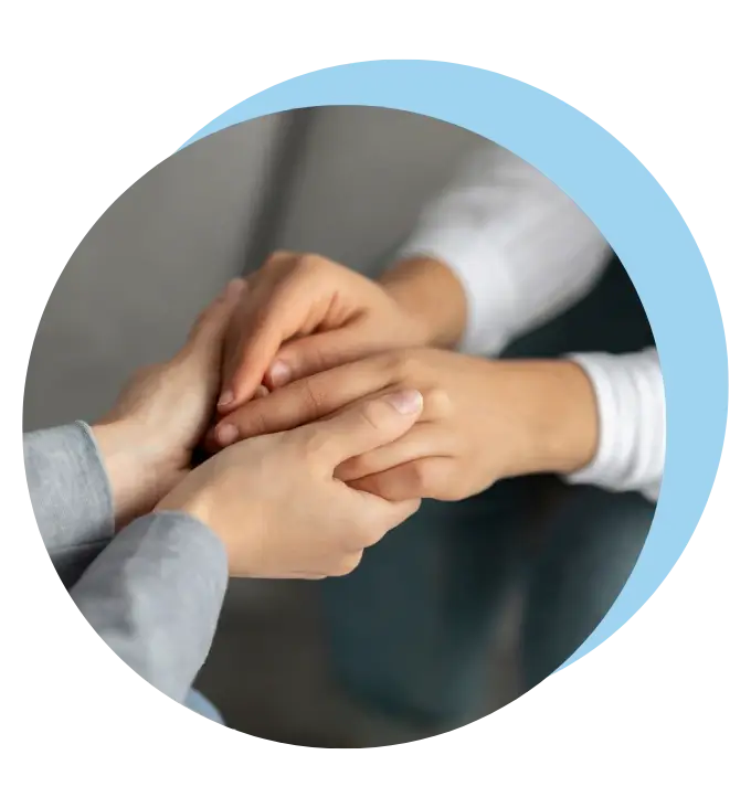 Dłonie dwóch osób, które się obejmują