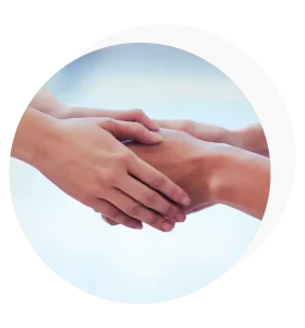 Obejmujące się dłonie