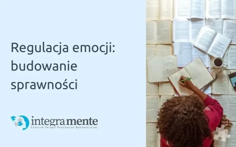 Kobieta notująca w zeszycie jakieś informacje, na tle bardzo dużej ilości książek