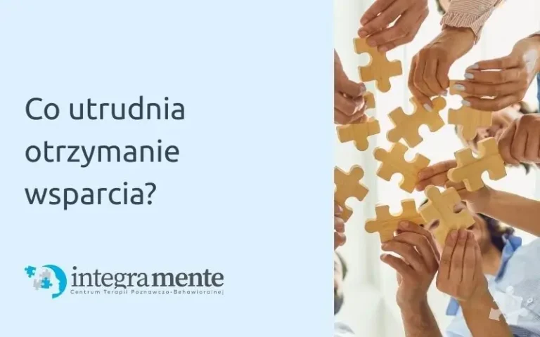 ludzie, trzymający drewniane puzzle