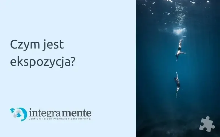 dwie osoby nurkujące w wodzie, próbujące złapać się za ręce