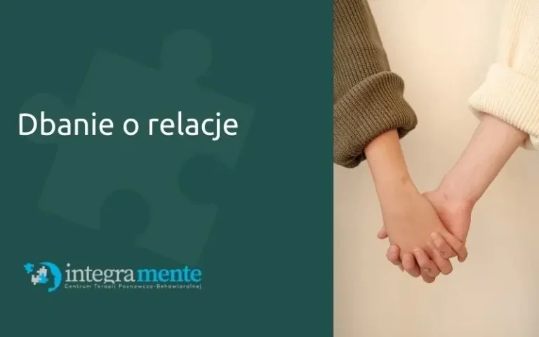 Dwie osoby trzymające się za rękę