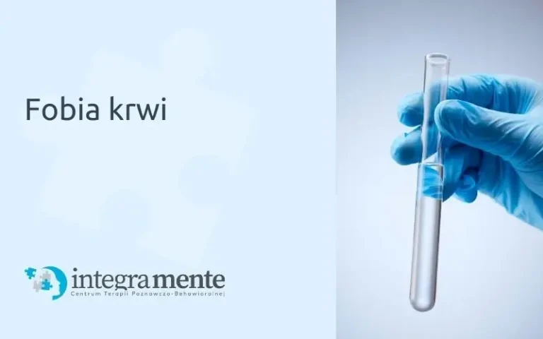 Dłoń w rękawiczce trzymająca pustą probówkę