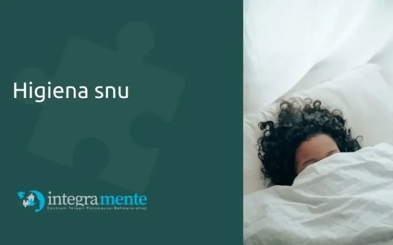 Kobieta, w łóżku, przykryta kołdrą, widoczne jest tylko czoło i włosy