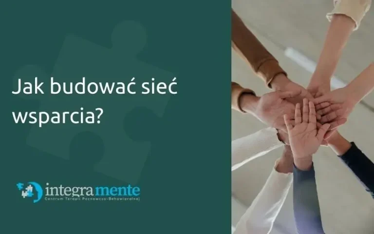 nałożone ręce na siebie