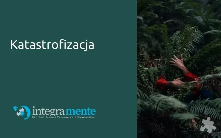 Człowiek chowający się za liśćmi