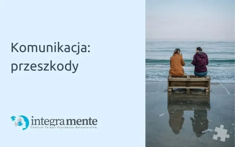 Dwie osoby siedzące na palecie, nad brzegiem morza podczas rozmowy