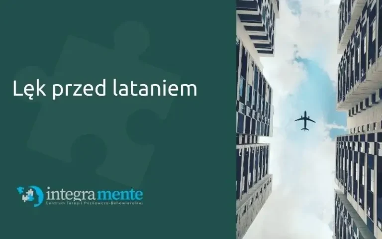 samolot wśród chmur i wieżowców, widok z dołu