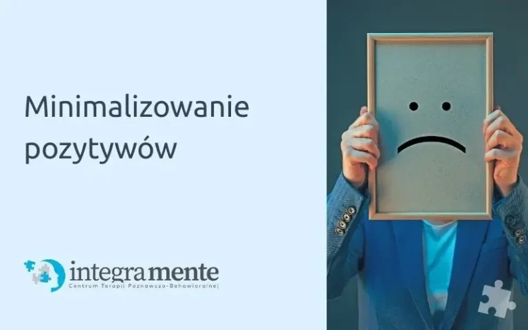 Mężczyzna, zasłaniający się obrazem, na którym jest narysowana smutna mina