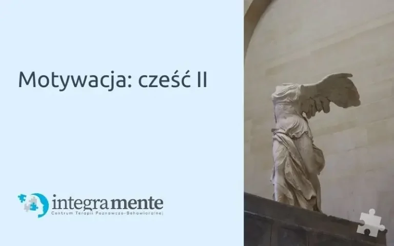 Rzeźba skrzydlatej kobiety bez głowy i bez jednego skrzydła