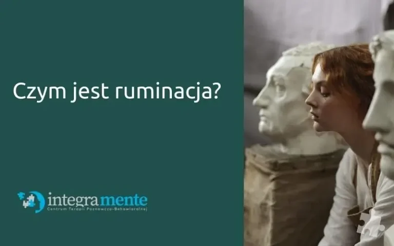 Kobieta pomiędzy rzeźbami