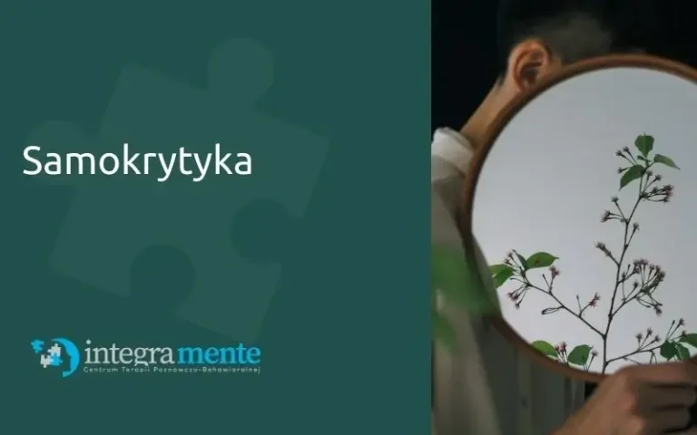 Twarz zasłonięta lustrem, w którym odbija się roślina