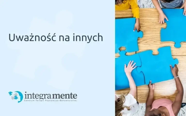 Dzieci bawiące się dużymi niebieskimi puzzlami