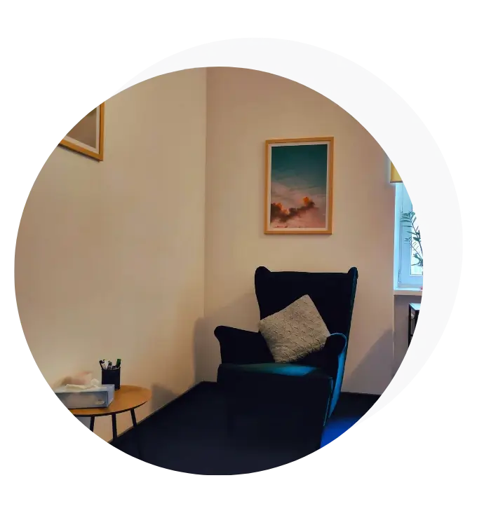 Zielony fotel w jednym z gabinetów Centrum Integra Mente