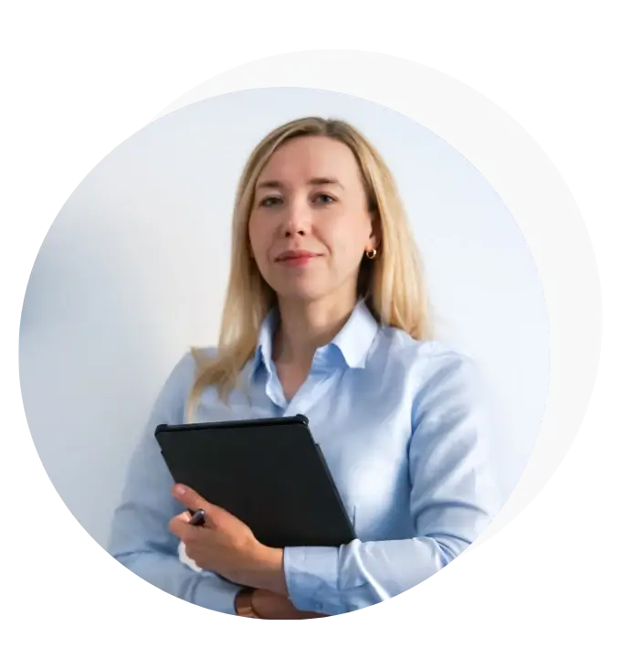 Helena Koziec współzałożycielka Integra Mente z notatnikiem w ręku